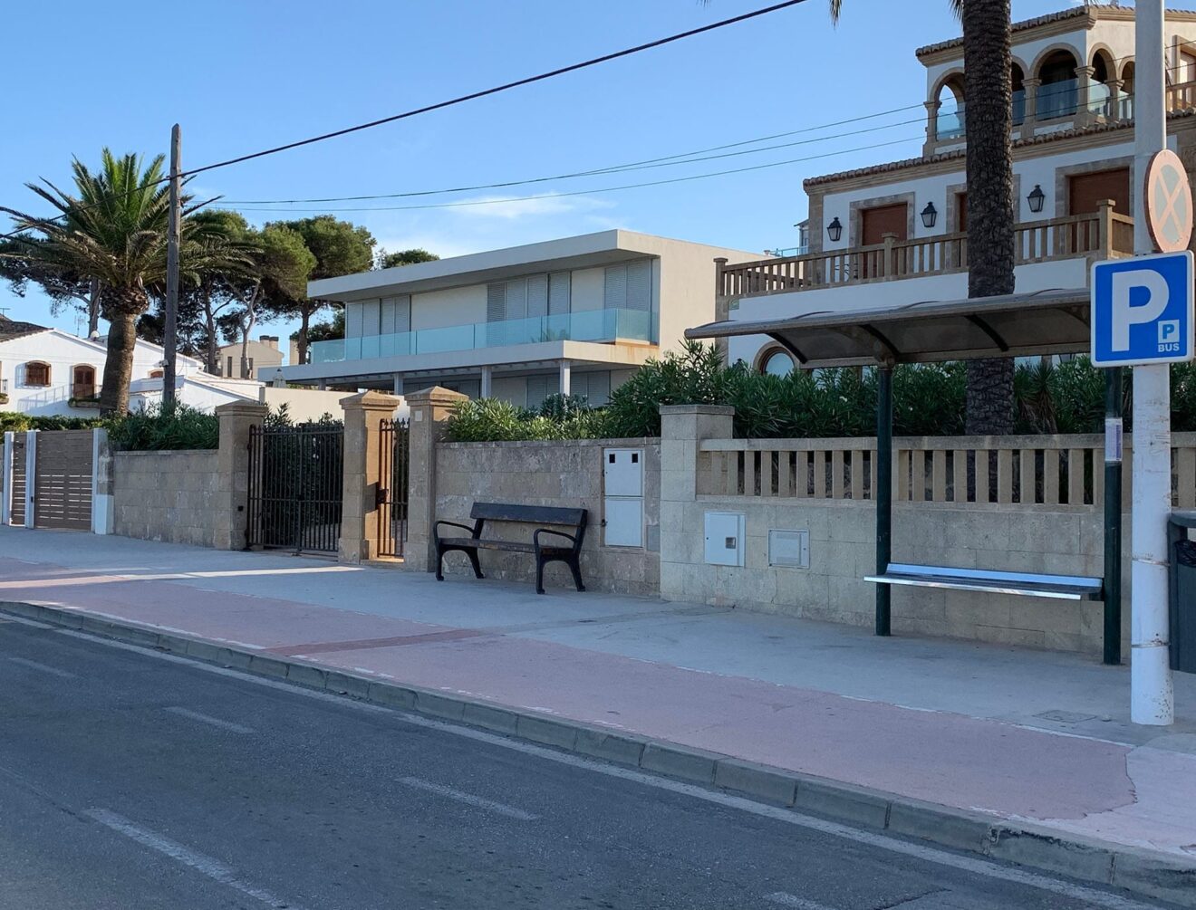 Parada del bus urbano en el Primer Montañar de Xàbia