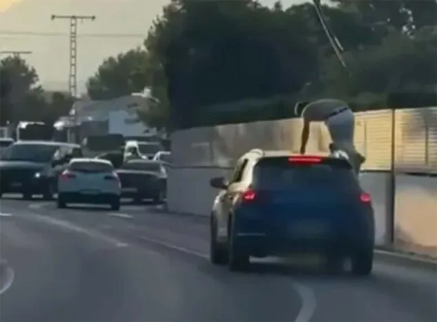 Imagen: Pasajero subido a un coche en circulación
