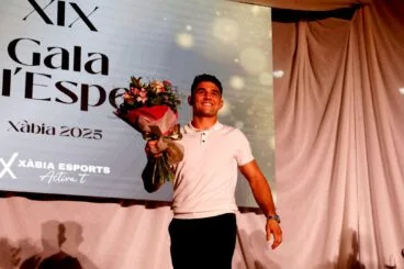Pepe Torres sonríe con un ramo de flores en el escenario de la Gala de l'Esport de Xàbia 2025.