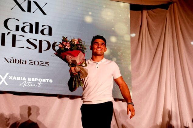 Imagen: Pepe Torres sonríe con un ramo de flores en el escenario de la Gala de l'Esport de Xàbia 2025.