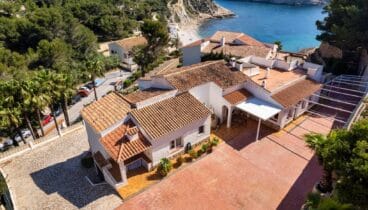 Piscina privada con zona de solárium