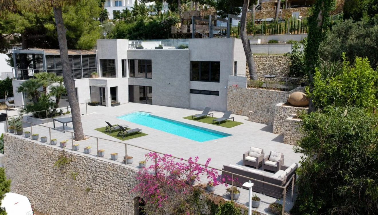 Piscina privada y solárium