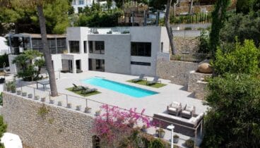 Piscina privada y solárium