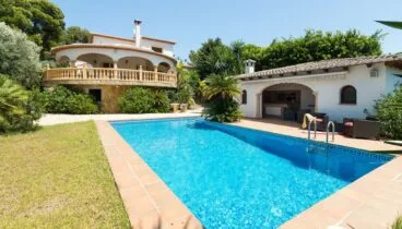 Piscina y cocina de verano