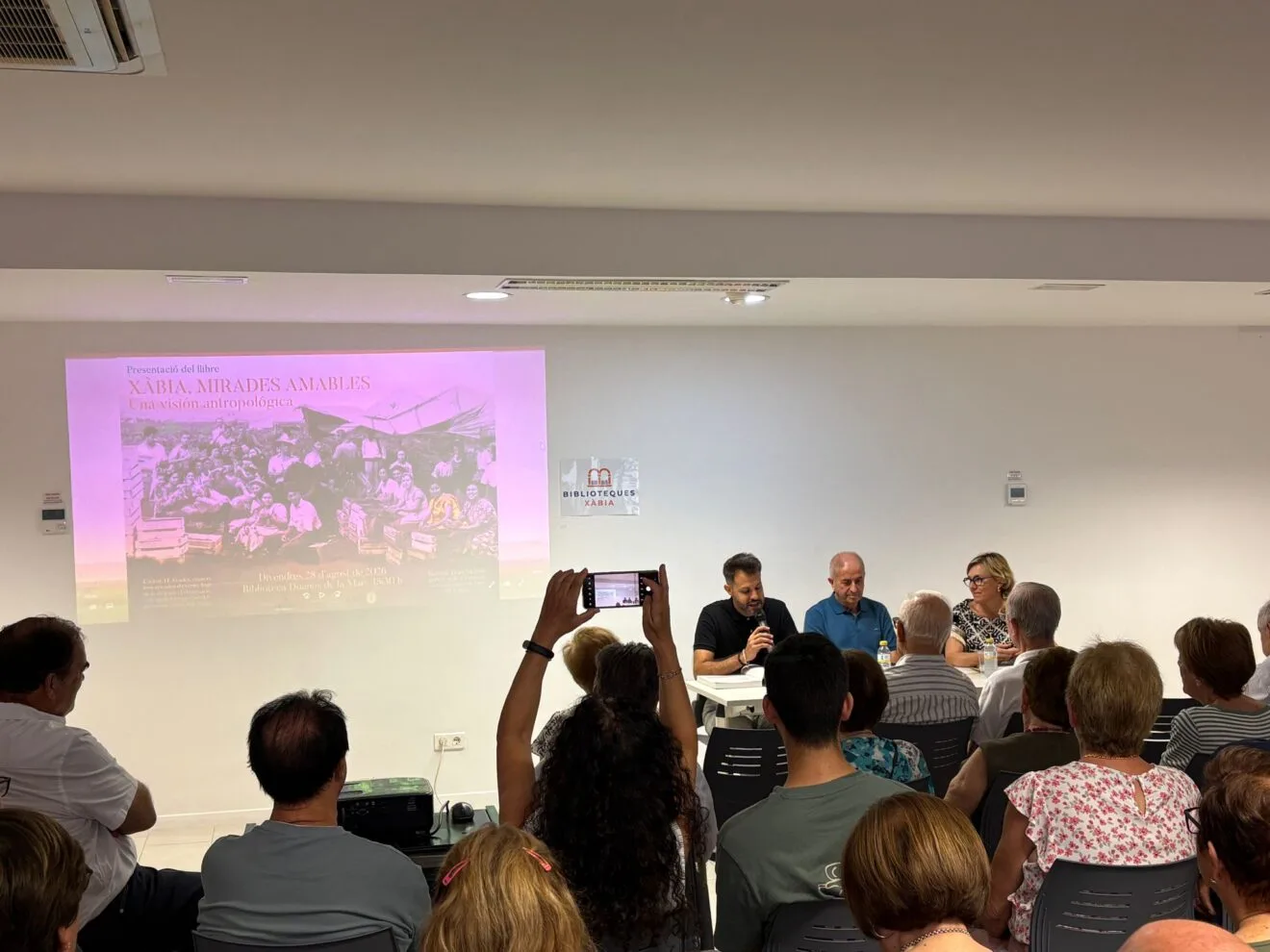 Presentación del Libro 'Xàbia, mirades amables' de José Erades (2)