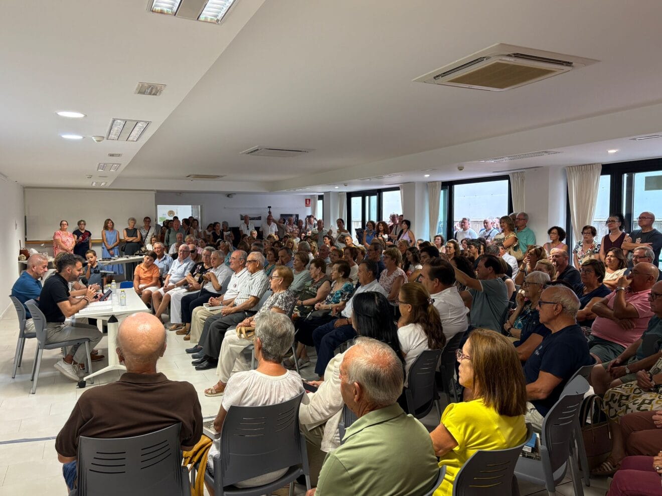 Centenares de personas acuden a la presentación del Libro 'Xàbia, mirades amables' de José Erades