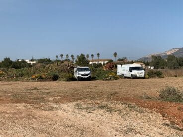 Profesionales de jardineria depositando residuos en la planta de transferencias | Foto de archivo