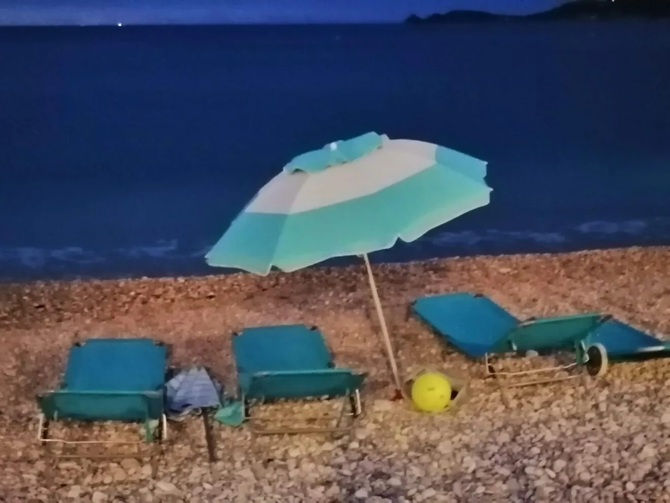 Sombrilla y hamacas en la playa de la Grava