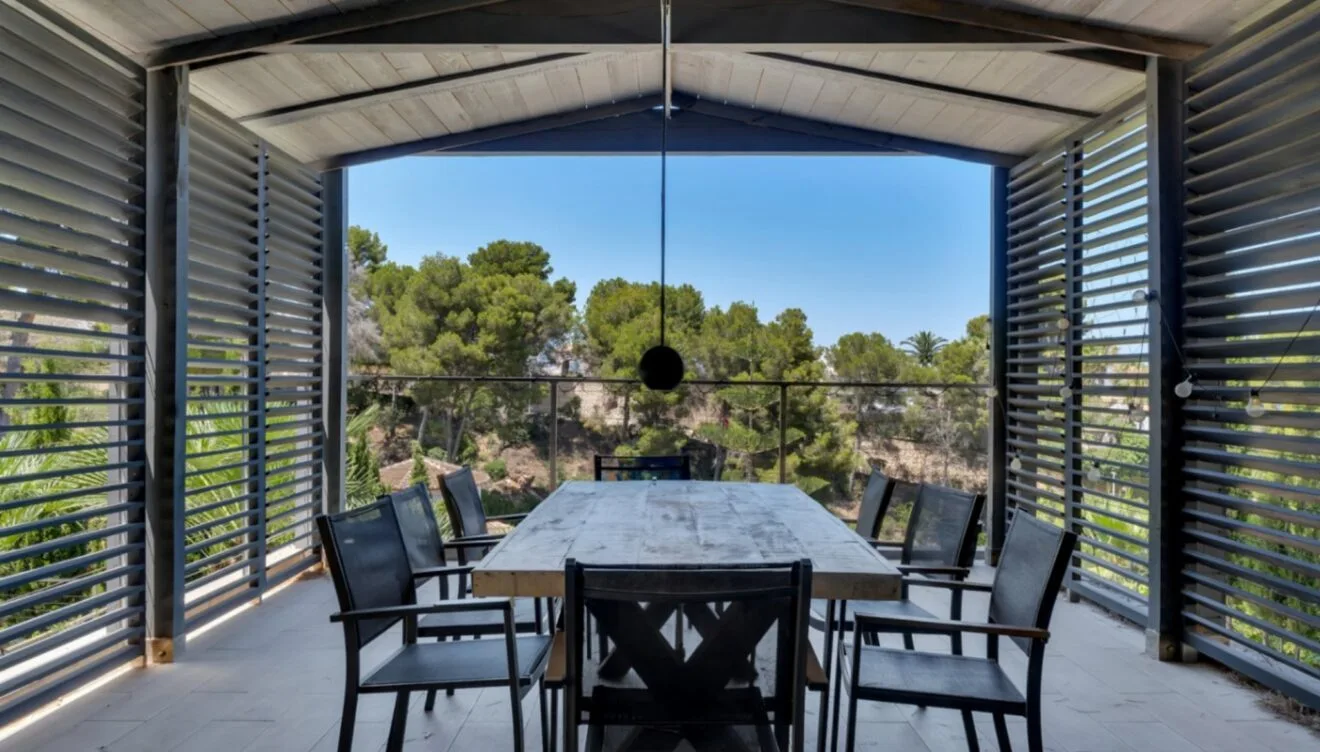 Terraza pensada para cenas largas de verano