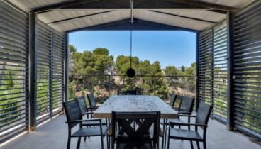 Terraza pensada para cenas largas de verano