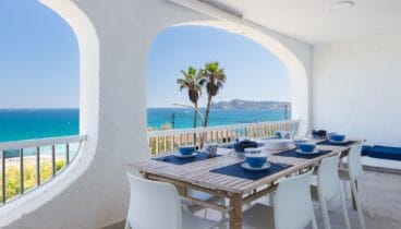Terraza principal cubierta con orientación frontal al mar