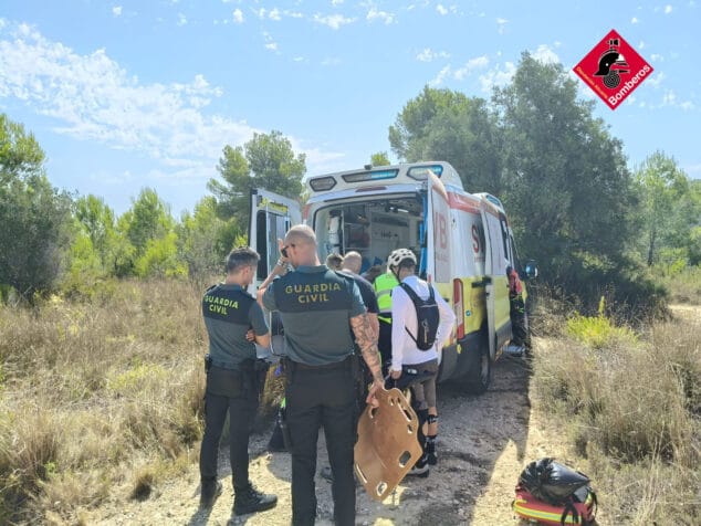 Imagen: Traslado del ciclista herido en Xàbia