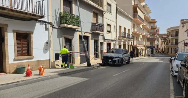 Imagen: Un vehiculo impacta contra una farola en Xàbia