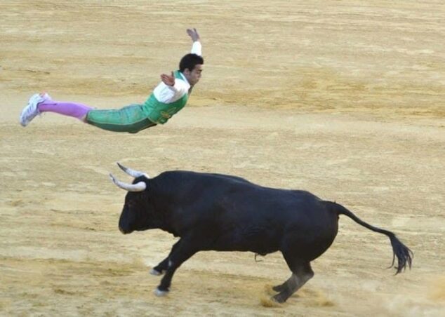 Imagen: Uno de los saltos ante el toro | Foto de archivo
