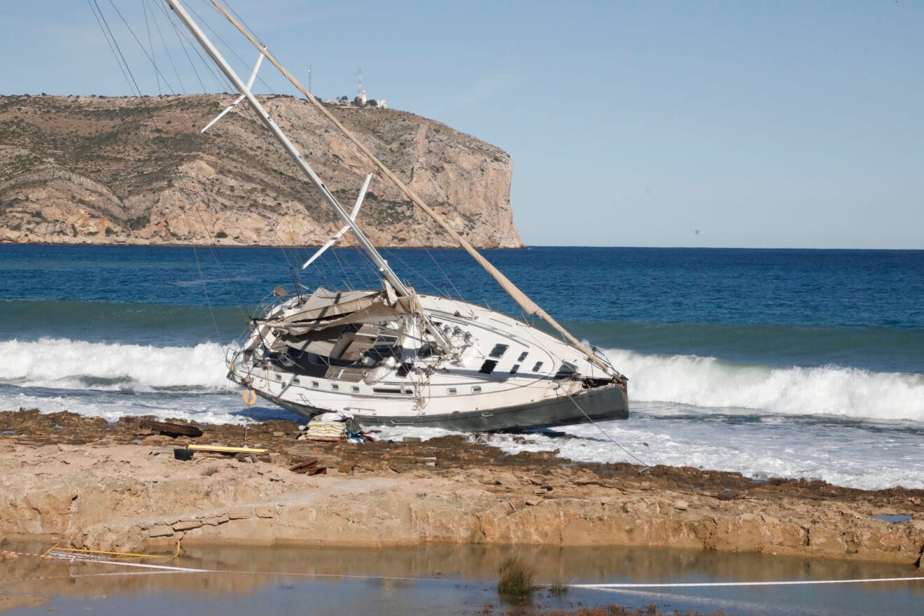 Velero encallado en el Primer Montañar