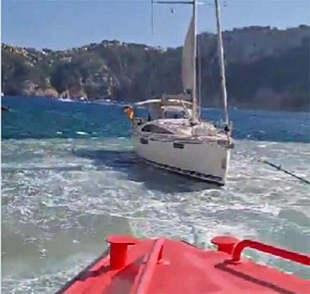 Imagen: Velero varado en el Portitxol