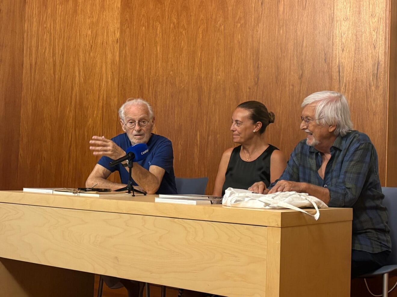 Vicente Colom junto a la concejala de Cultura y el Comisario de la exposición