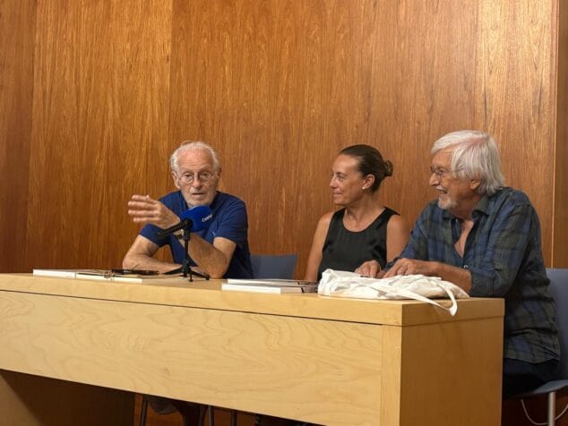Imagen: Vicente Colom junto a la concejala de Cultura y el Comisario de la exposición