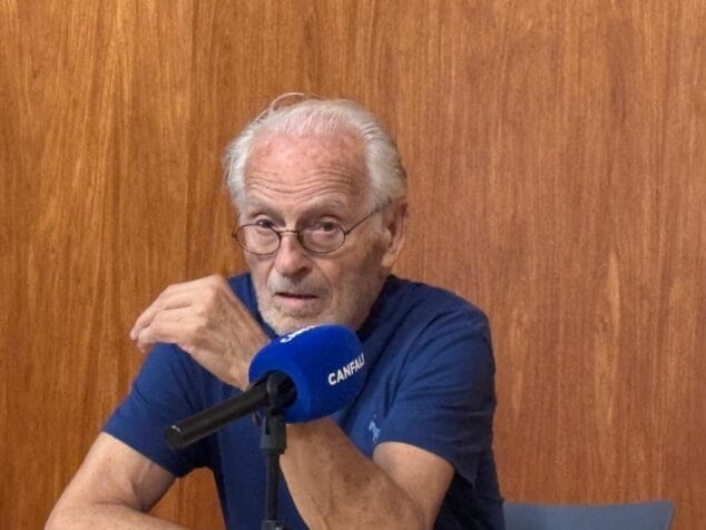 Imagen: Vicente Colom durante la presentación de su exposición en Xàbia