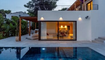Vida al aire libre en un amplio jardín con piscina de agua salada