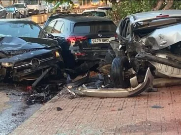 Varios coches con importantes daños y restos de los vehículos sobre la acera tras un accidente en Xàbia.