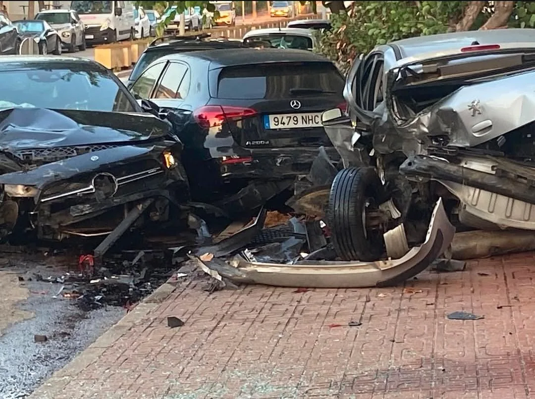 Varios vehículos presentan importantes daños tras el aparatoso accidente registrado a primera hora de la mañana en Xàbia