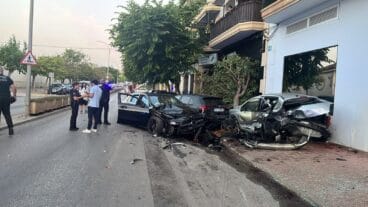 Agentes de la Policía Local de Xàbia intervienen en la zona donde varios vehículos resultaron dañados tras el accidente