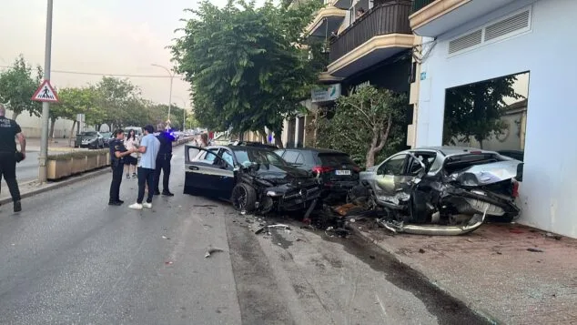 Imagen: Policía Local de Xàbia junto a varios vehículos gravemente dañados tras un accidente a primera hora de la mañana.