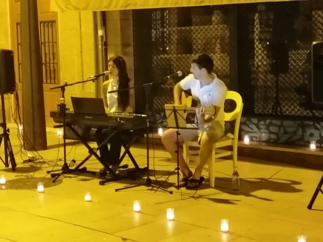 Imagen: Actuación musical en Xàbia a la llum dels Ciris | Foto M.J. Ferrer