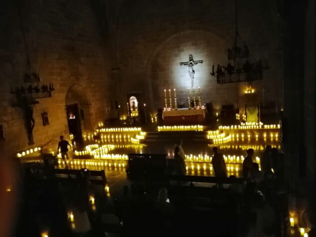 Imagen: Interior de la Iglesia de San Bartolomé en Xàbia a la llum dels Ciris | Foto M.J.F