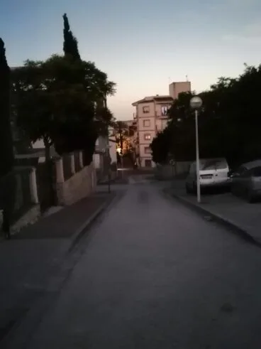 Calle vacía en el centro histórico de Xàbia durante el eclipse | M.J.F.