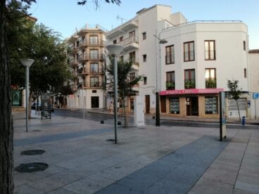Vista de una plaza y calles casi desiertas en el centro de Xàbia durante el eclipse.
