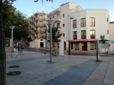 Vista de una plaza y calles casi desiertas en el centro de Xàbia durante el eclipse.