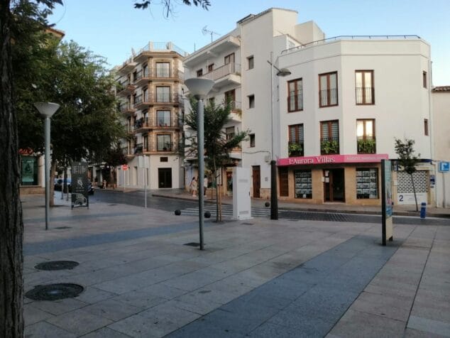 Imagen: Vista de una plaza y calles casi desiertas en el centro de Xàbia durante el eclipse.