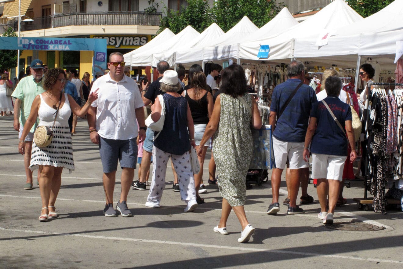 Ambiente y visitantes de la V Fira d'Stock Comarcal en Xàbia en 2025