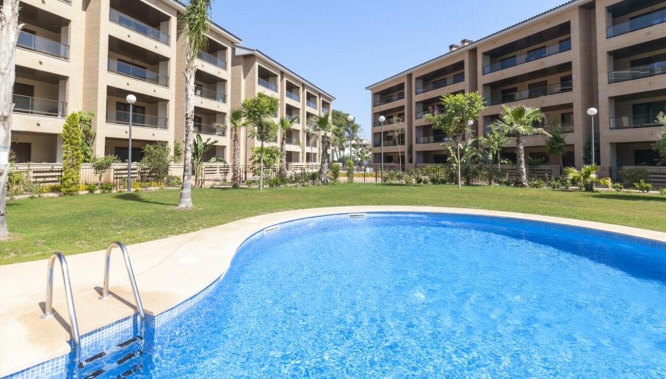 Apartamento con piscina a pocos pasos del mar