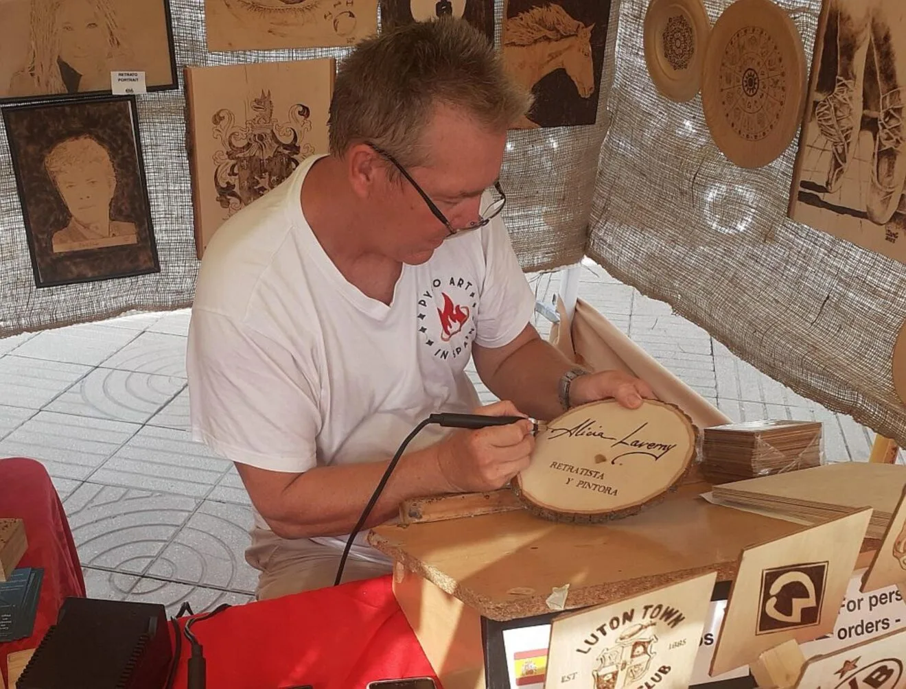 Artesano pirograbador trabajando en la feria de Jávea