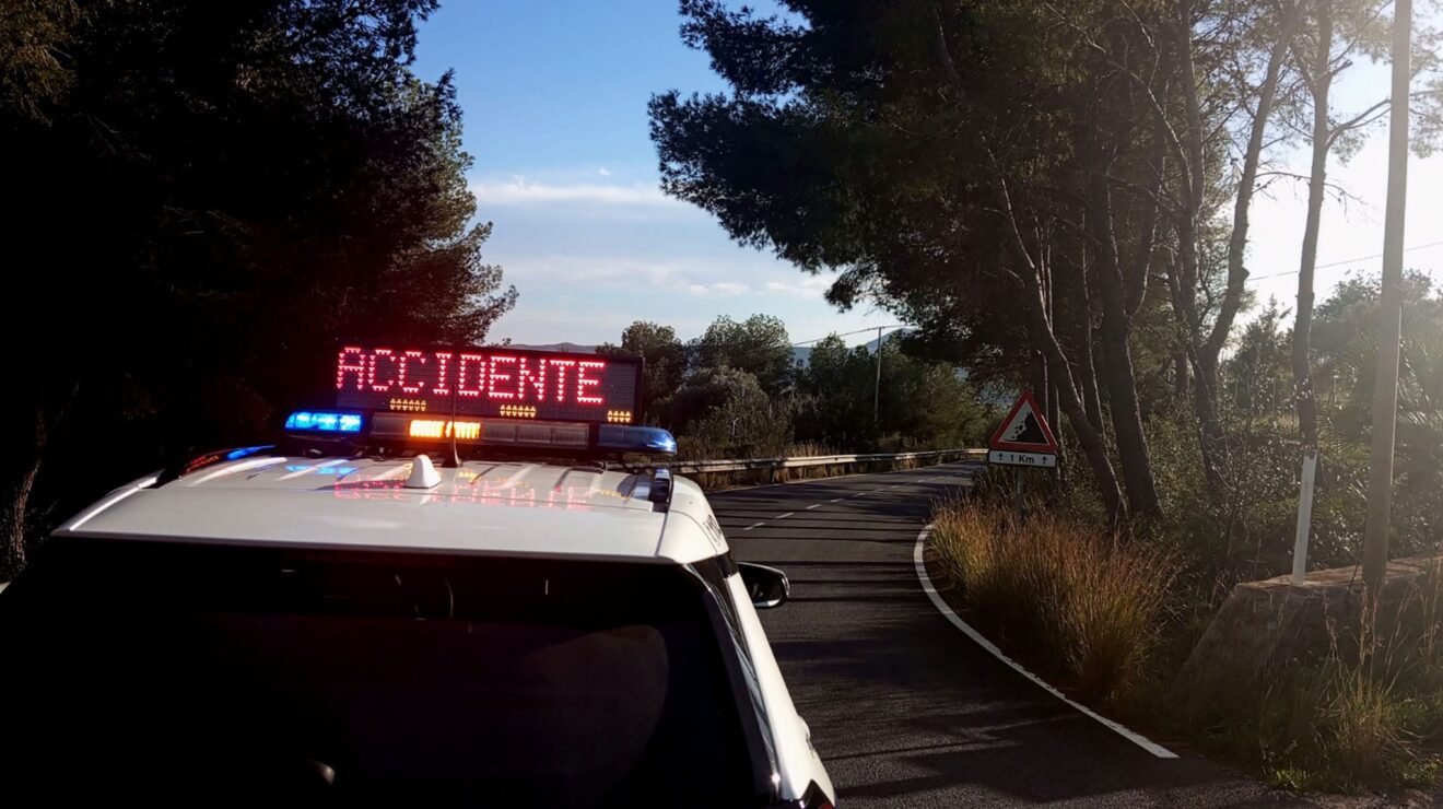 Carretera de les planes cortada por accidente de moto | Foto de archivo