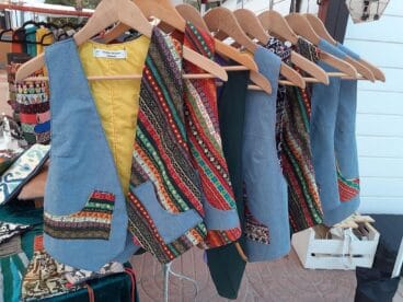 Chalecos de artesanía en la feria de Jávea