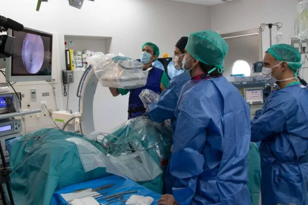 Equipo médico durante una cirugía endoscópica de columna en el Hospital de Dénia