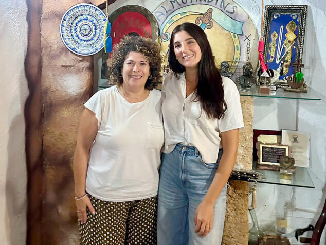 Imagen: Clara Sapena nueva presidenta MMCC Xàbia, junto a Mónica Leal