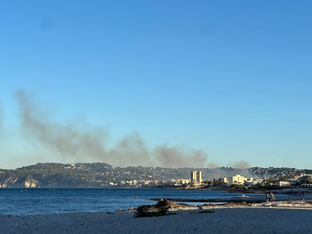 Imagen: Columna de humo del incendio declarado en el Saladar