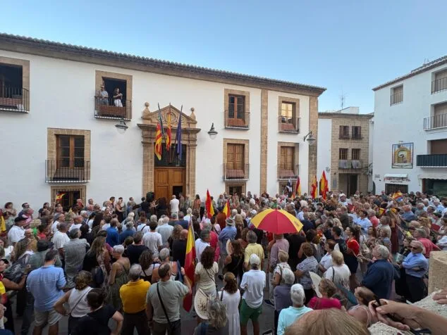 Imagen: Concentración en Xàbia en apoyo a Ceuta