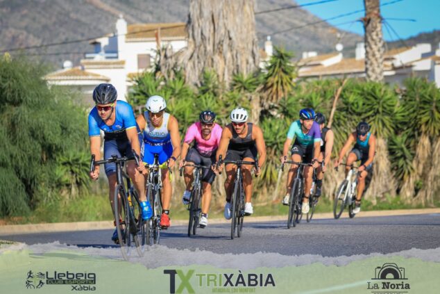 Imagen: Deportistas en la prueba cicilista del Trixàbia 2024