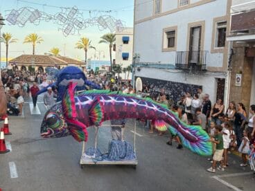Ambiente en el inicio del desfile de Carrozas en las fiestas de Loreto Xàbia 2026