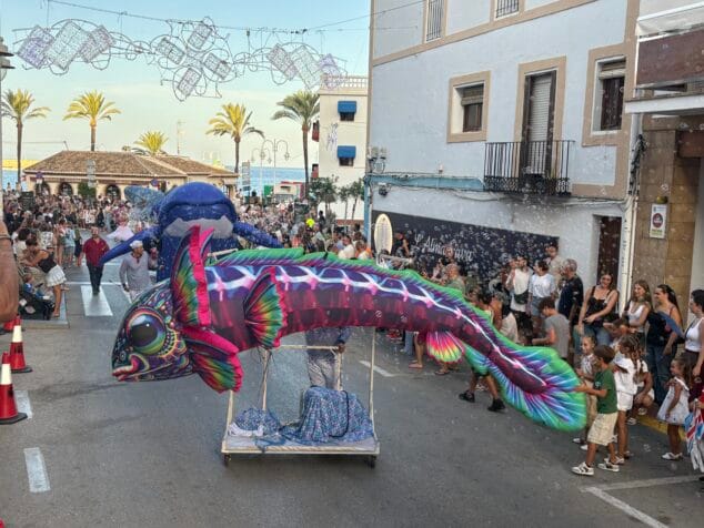 Imagen: Ambiente en el inicio del desfile de Carrozas en las fiestas de Loreto Xàbia 2026