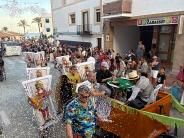 Las peñas representan el concurso de Brisca de la Peña La Bufa en el desfile de Carrozas en las fiestas de Loreto Xàbia 2026