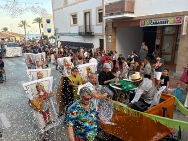 Las peñas representan el concurso de Brisca de la Peña La Bufa en el desfile de Carrozas en las fiestas de Loreto Xàbia 2026