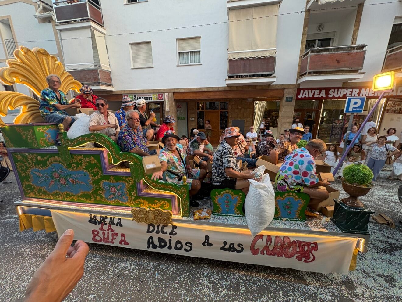 Componentes de la Peña La Bufa en el desfile de Carrozas en las fiestas de Loreto Xàbia 2026