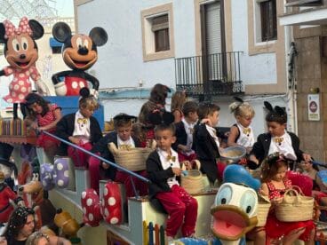 Niños en el desfile de Carrozas en las fiestas de Loreto Xàbia 2026